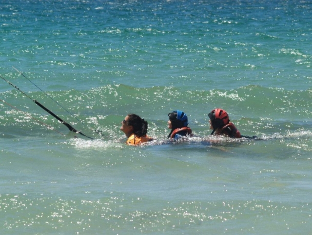 Alumnas aprendiendo kite